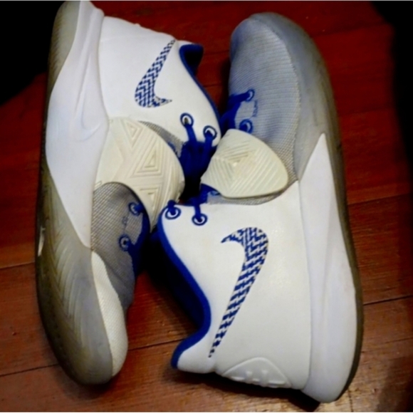 Nike Kyrie Irving Flytrap3 White Varsity Royal SZ 11 EUC - Picture 7 of 9